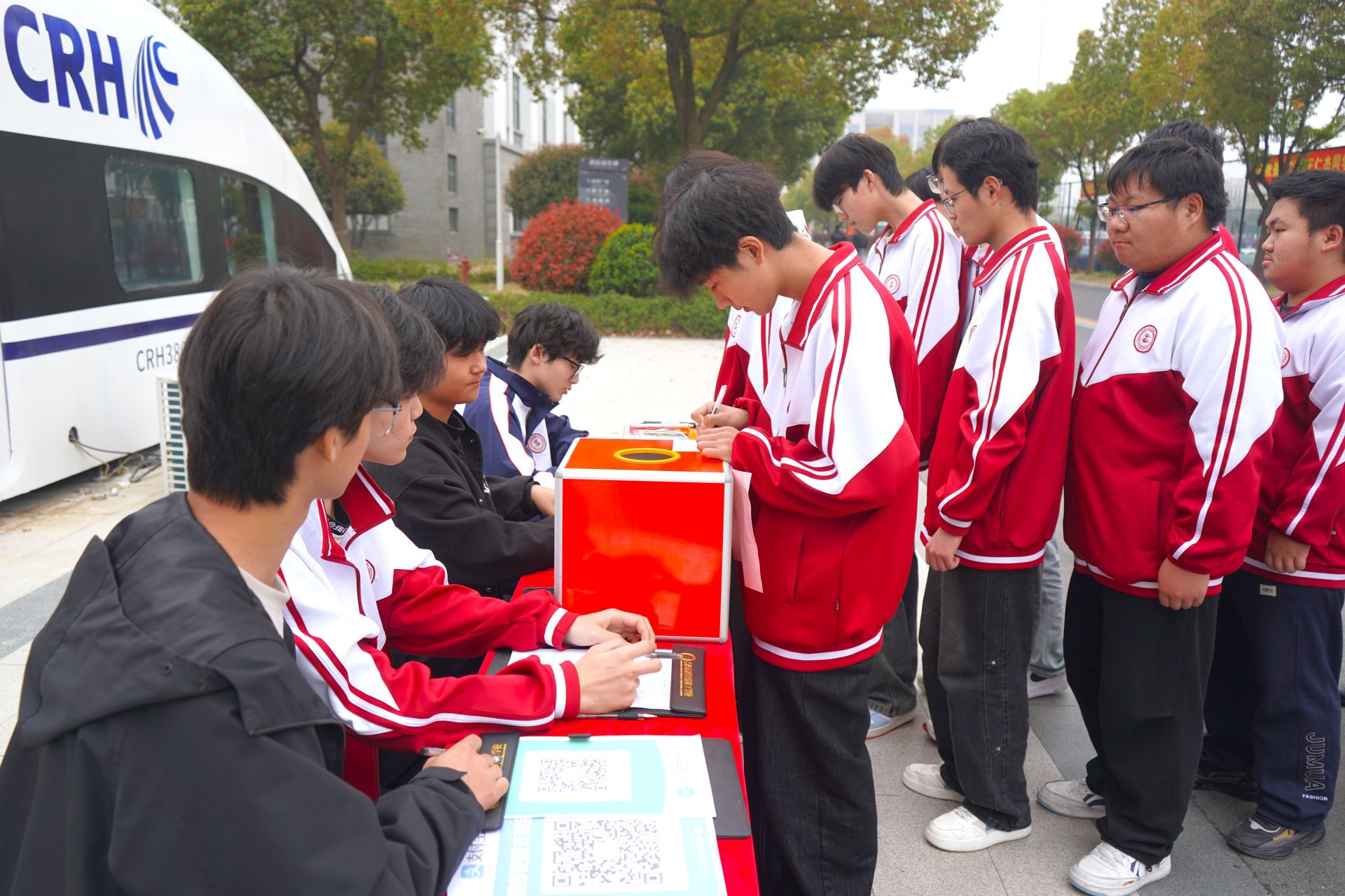 【雷锋月·暖心事】爱心接力，点亮希望——我校为患病学子开展募捐活动