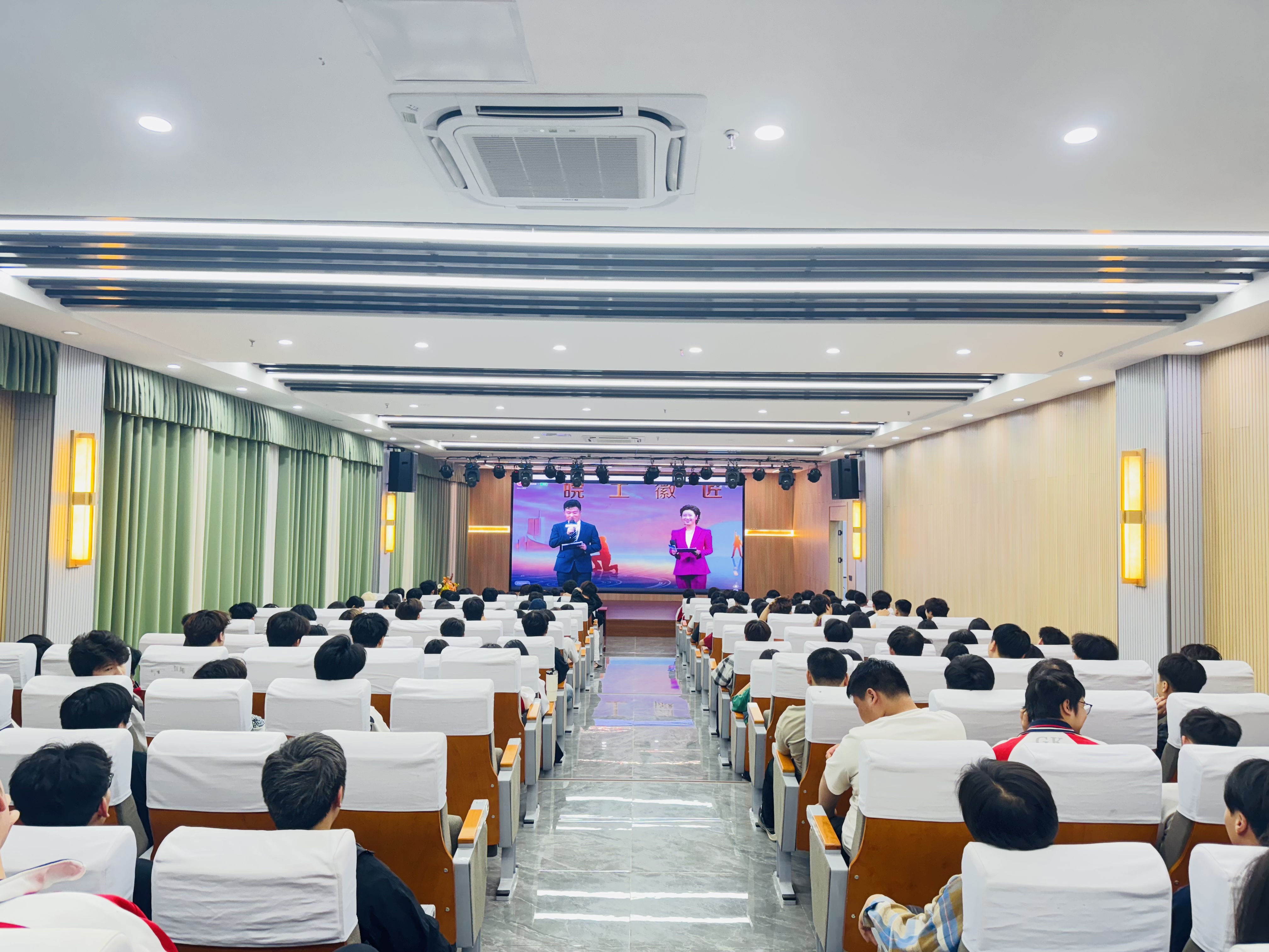 技能创造未来 匠心闪耀江淮 | 合肥高科经济技工学校组织观看皖工徽匠礼赞仪式